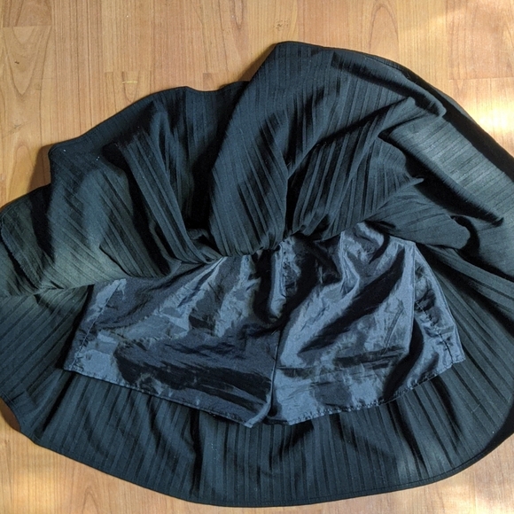 ZARA black pleated skort with elastic waistband. - Picture 2 of 4